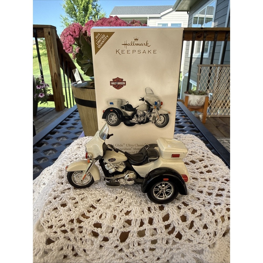 Hallmark 2010 Harley-Davidson 2009 Tri Glide‎ Ultra Classic Motorcycle Ornament
